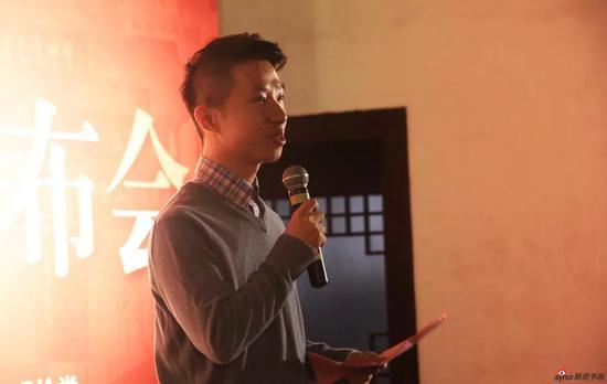 编委郭雄帅气从容,对此书编辑工作极为负责,这么年轻的周粉,令我们十分敬重。