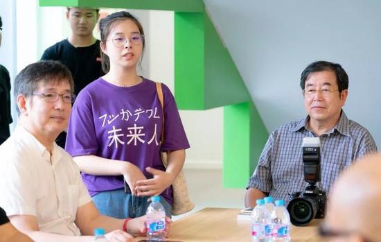 上海视觉艺术学院美术学院综合专业方向学生高悦提问(中)。左起汪东东、高悦、管一明。