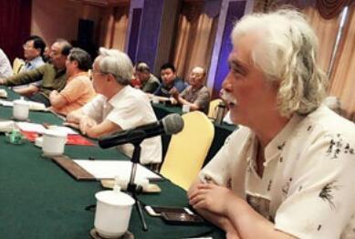 2016 年在纪念吕凤子诞辰 130 周年大会上洪谷子发言,照片左一萧平,左二宋玉麟,左三丁涛。出席会议还有周京新、左庄伟、许祖良、马鸿增、政府官员等。