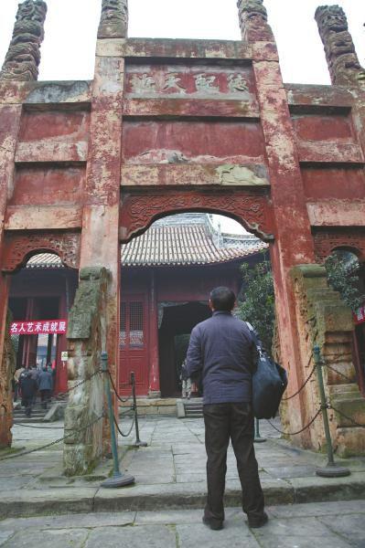 仰视(背影仰视者是在这里住了5年的作者)