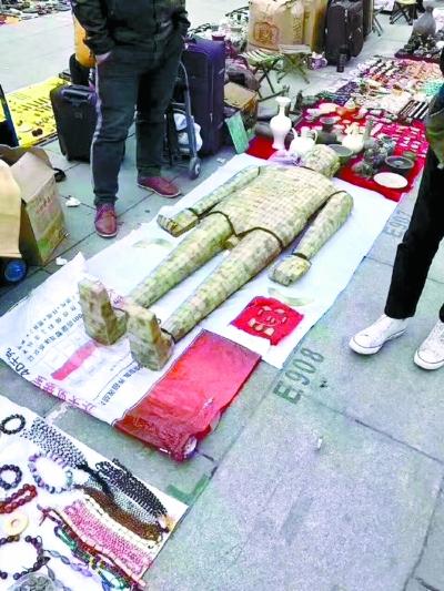 西安古玩市场地摊上的“金缕玉衣”