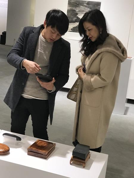 砚雕艺术家吴日生为藏家讲解作品