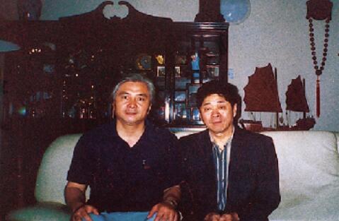 1996 年在北京艺术活动被文化部部长刘忠德接见,并邀请为中南海、钓鱼台、国务院、人民大会堂作画。