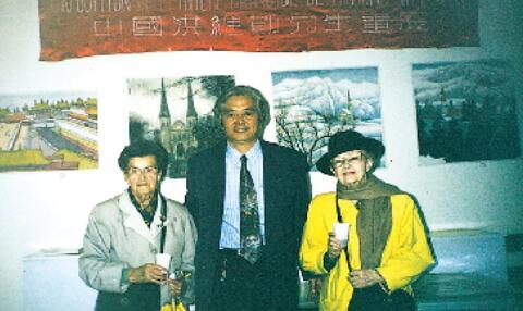 1998年在巴黎举办个展。 《欧洲时报》、巴黎电视台等媒体报道,作品获多项国际大奖,被评为“世界铜奖艺术家”。