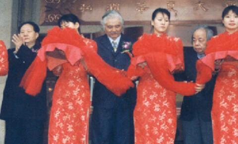 2005 年在郑州举办书画展,河南省委宣传部、省人大、省政府领导同志出席剪彩。