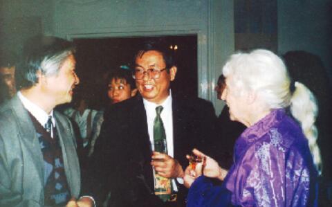 1996 年开始三次在瑞士举办书画展并讲学,中国大使周子忠、联合国安玛等出席书画展。