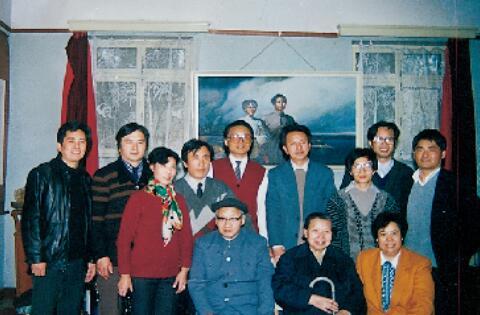 1989年和毛岸青、邵华(毛泽东儿子、儿媳)等画家,在其家中作画,义卖作品修杨开慧烈士墓。