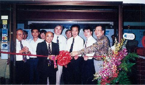 1995 年在马来西亚吉隆坡和怡保举办书画展,中国大使张玉安、华侨领袖等出席剪彩。
