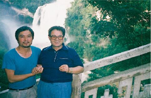 1988 年参加江苏省画家写生团,去云、贵、川、陕、东三省等处写生,和恩师亚明在贵州黄果树瀑布。