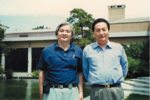 1998 年应邀在北京钓鱼台国宾馆芳菲苑作画,和胡实英(毛泽东秘书胡乔木之子)在一起。