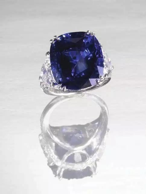 图5、著名英国宝龙(Bonhams)拍卖行2014年4月30日在伦敦成功拍出了一枚重30.08克拉蓝宝石的戒指(第186号拍品),有趣的是该戒指附有三份国际知名珠宝检测机构出具权威鉴定证书,但是这三份鉴定证书却提供了两个不同“产地鉴定结果”--斯里兰卡和缅甸。 图片 © Bonhams