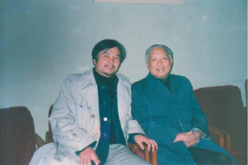 1988 年在北京艺术活动受到中宣部部长朱穆之接见,亲切交谈并合影。