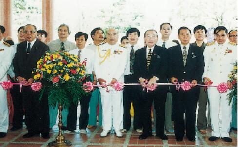 1998 年在泰国举办画展,泰国三军总司令阿空上将、警察总长、侨领郑明如等出席并剪彩。