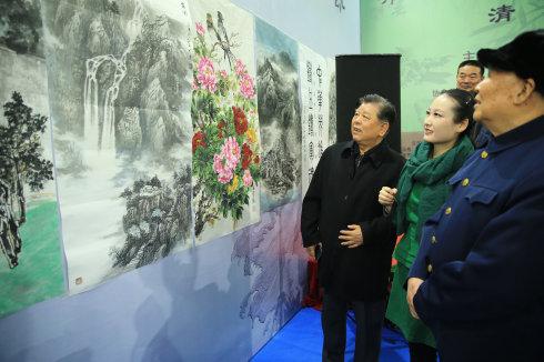 周坤仁上将、胡振民书记、张凡凡观看参展作品