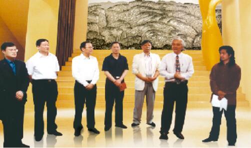 2005 年在南京大学举办书画展,中国雕塑院院长吴为山主持,南大党委书记,省文联副主席杨企鹏、文化厅副厅长高云等讲话。