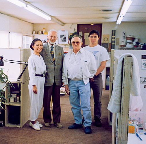 1987 年,E。 J。。古柏林(E。 J。 Gübelin)博士拜访了在田纳西州卡姆登的约翰。拉藤德烈斯(John Latendresse)及其家族。 照片从左到右依次为:谢茜。拉藤德烈斯、古柏林博士、约翰。拉藤德烈。