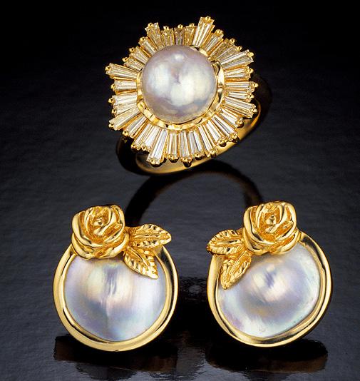 这对耳环上镶嵌着美国的养殖 Domé Pearl,这枚 14K 黄金戒指上镶嵌着一颗美国天然淡水珍珠。 摄影:蒂诺·哈密德(Tino Hammid)/GIA,照片由 拉藤德烈斯家族友情提供。