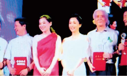 2014 年洪谷子在南京青奥会荣获中国绿色环保爱心大使,和影视明星陶虹、梅婷在南京人民大会堂主席台上领奖。