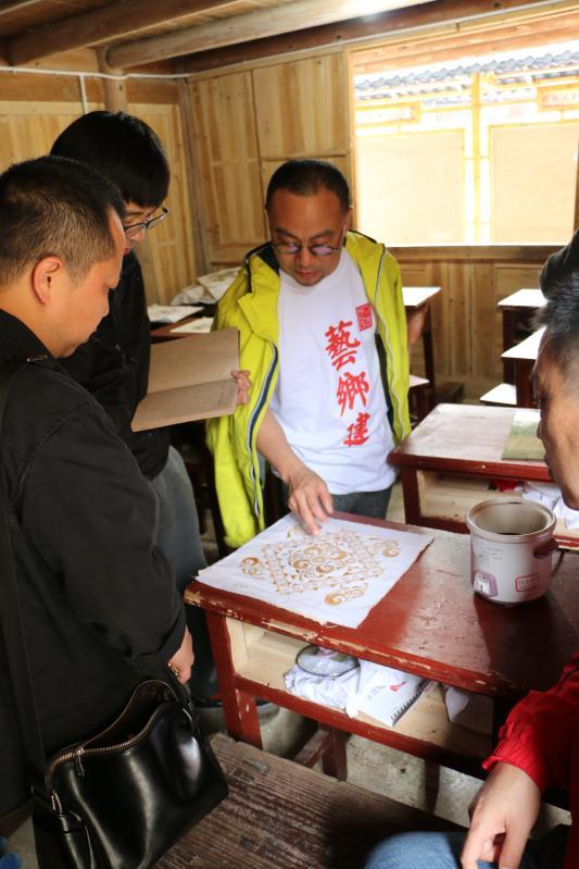 陈炯带领“艺乡建”团队走访非遗传承人