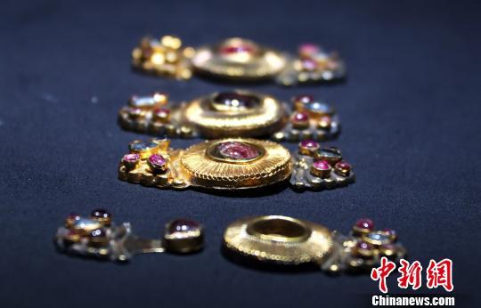 图为明万历十八年(1509年)的镶宝石恋蝶花鎏金银扣。 刘占昆 摄