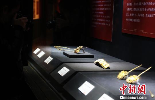 图为展出的各类明代王妃首饰。 刘占昆 摄