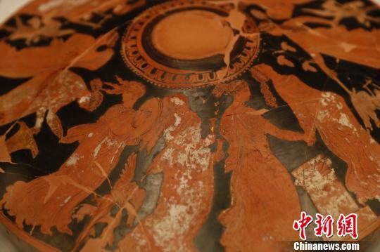 舞乐图瓶画器盖。 张亨伟 摄