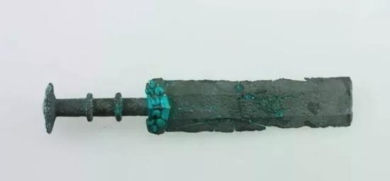 春秋古墓中出土的青铜剑把上镶嵌着绿松石
