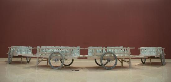 王钟《却月》1120x340x90CM 木、瓷 2011-2014年
