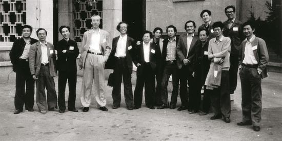 1985年;同中国美术家协会第四次代表大会代表在一起;由左往右顺序为杨松林、闻立鹏、靳尚谊、詹建俊、李秀实、朱乃正、张世椿、刘秉江、郑胜天、詹鸿昌、姚仲华、费正、王路、鮑加