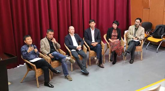 嘉宾对话(从左到右:吴岩、唐克扬、傅榆翔、姚海军、汪宏、西夏)