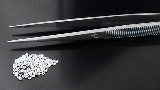 These 101 CVD synthetic diamonds were mixed into a parcel of 323 diamond melee, representing 31.3% of the stones。 Photo by Roxane Bhot。