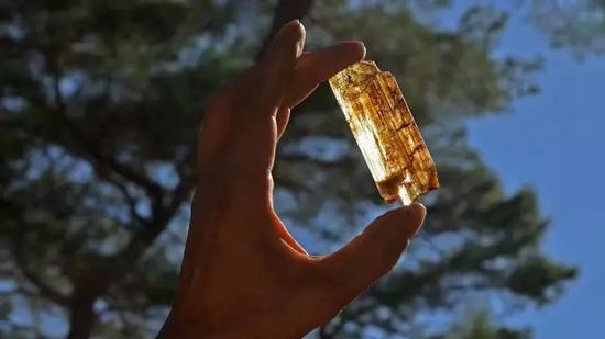 亚历山大石原石晶体较小 这是多数刻面亚历山大石较小的原因