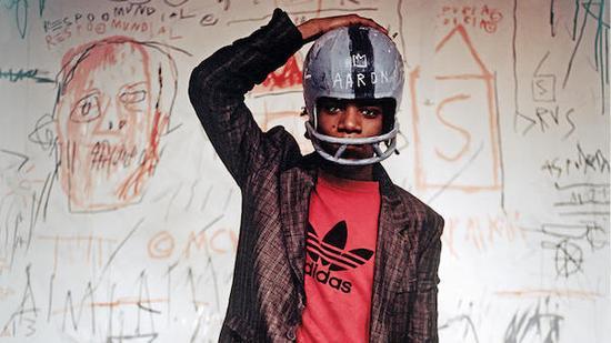 伦敦巴比肯中心(Barbican Centre)的“巴斯奎特:真正的轰动”(“Basquiat: Boom for Real”),图片来巴比肯中心网站 © Edo Bertoglio, courtesy of Maripol