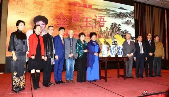 众嘉宾共同启动新书首发,大麦寓意新书大卖