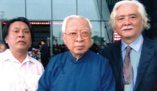 2014 年在艺术活动中,和台湾名家欧豪年、画家单成文在一起。