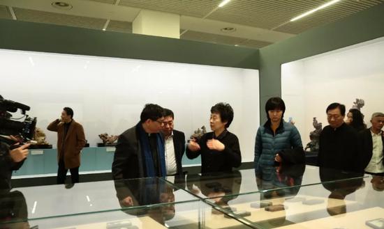 陈礼忠与全国人大常委会副委员长、民进中央主席严隽琪探讨创作思路