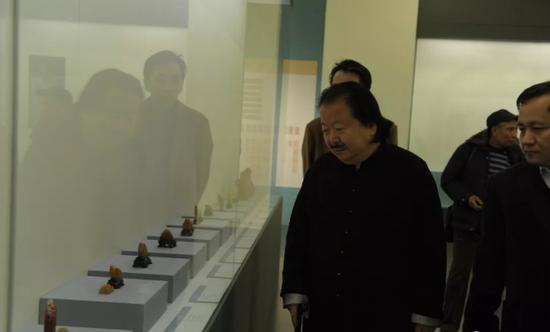 画家崔如琢在现场参观