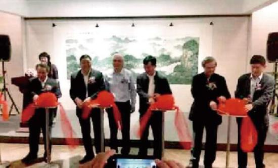 2014 年洪谷子应邀在上海朵云轩举办书画展。剪彩的有上海市委宣传部副部长晁玉奎、市文广局局长王小明、市文联副主席王依群、市美协秘书长陈琪、联合国教科文干事陈平、上海警备区司令部刘利荣等。