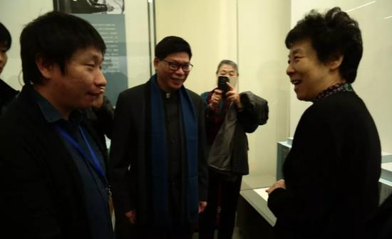 全国人大常委会副委员长、民进中央主席严隽琪与陈礼忠及陈礼忠儿子陈智楠笑谈传承