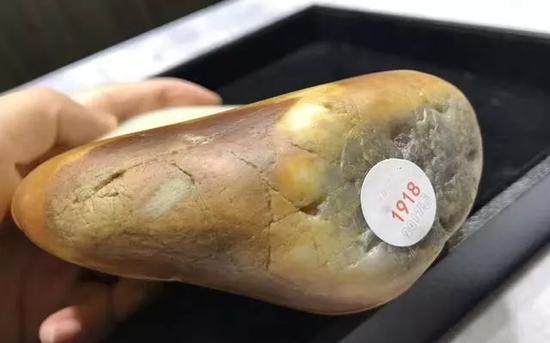 图6、9800万籽料的近照,这难道就是传说中的“礓石出好肉?”。