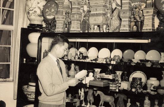张宗宪在永元行坚道仓库,1960 年。