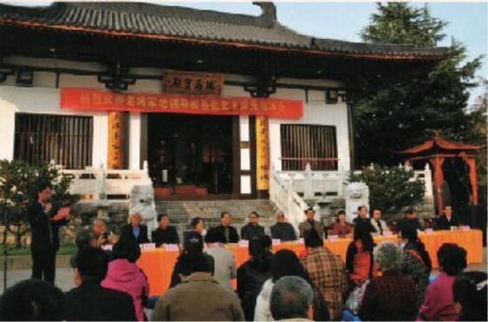 2015 年捐画给南京复建的千年古寺慧济寺,主席台上有江苏省委原副书记顾浩、南京军区原政委方祖岐、陆军指挥学院副院长柴宇球将军和著名画家洪谷子等。