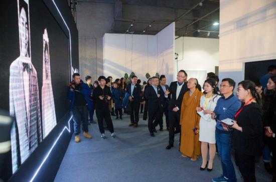 张志东先生与嘉宾参观本次展览
