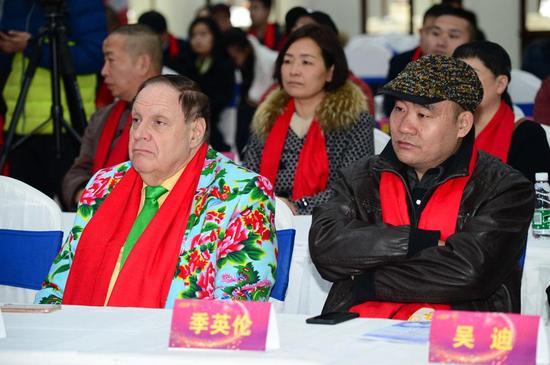 中国公共外交协会高级顾问、中国青年艺术家项目高级顾问 Harvey Dzodin(左一)