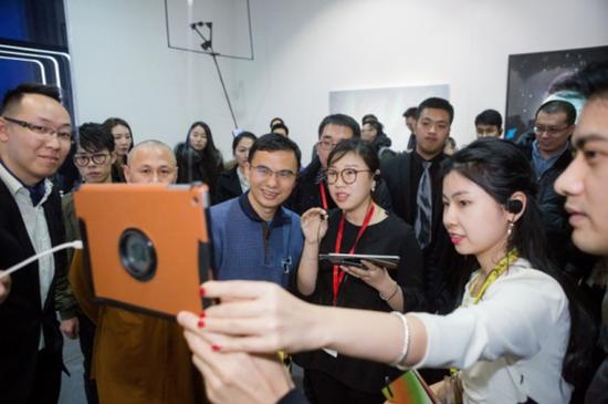 张志东先生与嘉宾参观本次展览