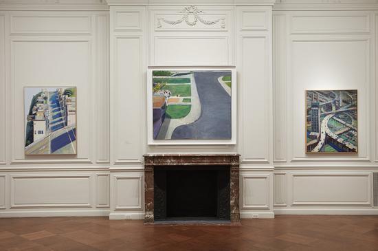 展览现场。从左到右:韦恩·第伯,《Ripley Ridge》,1977,私人收藏;理查·迪本科恩,《Cityscape #4》,1963/66,私人收藏,图片:courtesy of Van Doren Waxter and Miles McEnery Gallery, New York;韦恩·第伯,《Urban Freeways》,1979,私人收藏。图片:by Kent Pell, © Wayne Thiebaud / Licensed by VAGA, New York,NY,© Richard Diebenkorn Foundation