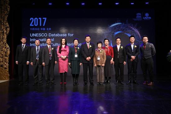 签约环节:非遗大数据平台传承人保护计划战略合作签约仪式