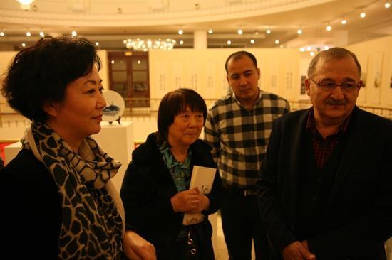 中国文化传媒集团副总经理代柳梅与乌兹别克斯坦艺术家交流现场