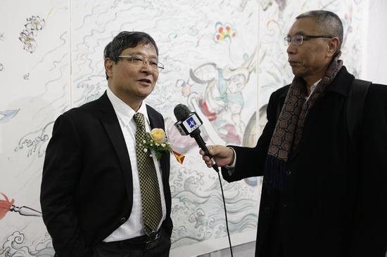周根宝先生接受媒体采访(摄影:宋义东)