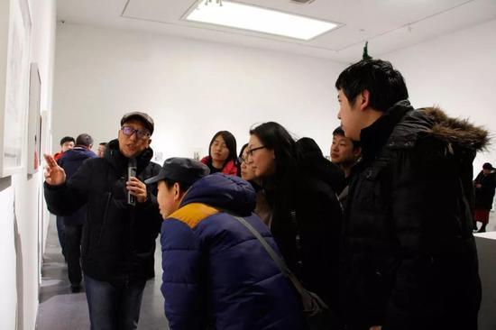 李楠教授为观众进行现场导览